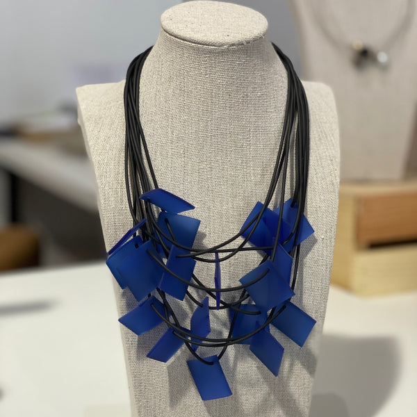 NECKLACE WITH 9 STRINGS MAGNETIC CLOSURE AND SQUARES