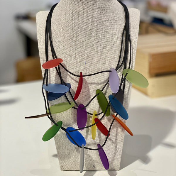 NECKLACE WITH 5 LAYERS MAGNETIC CLOSURE AND OVAL FORMS