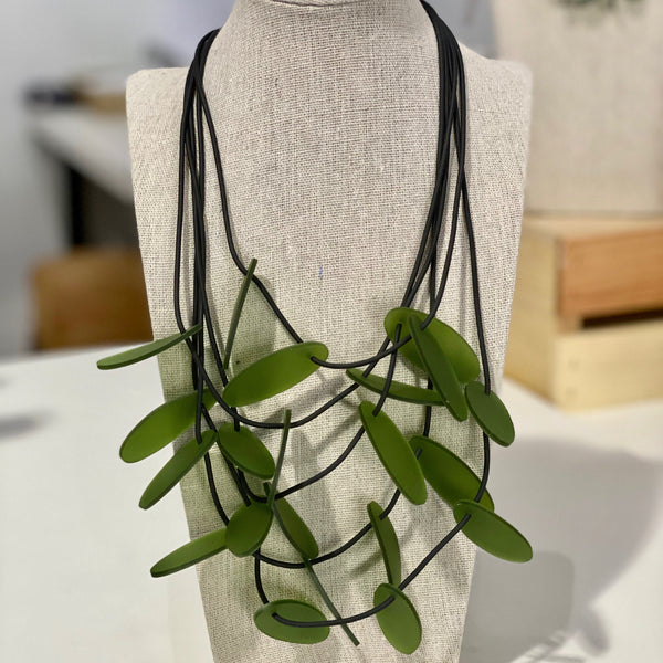 NECKLACE WITH 5 LAYERS MAGNETIC CLOSURE AND OVAL FORMS