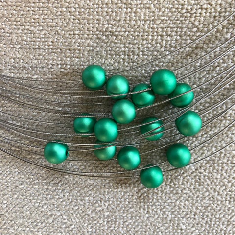 Small metal green balls on the MOOI green small metal ball necklace.