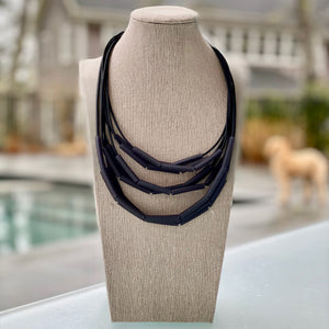 NECKLACE WITH 9 STRINGS AND 3 CM TUBES