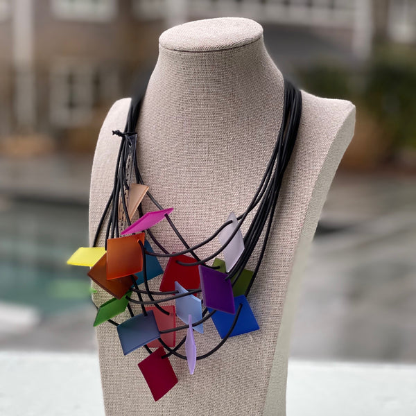 NECKLACE WITH 9 STRINGS MAGNETIC CLOSURE AND SQUARES